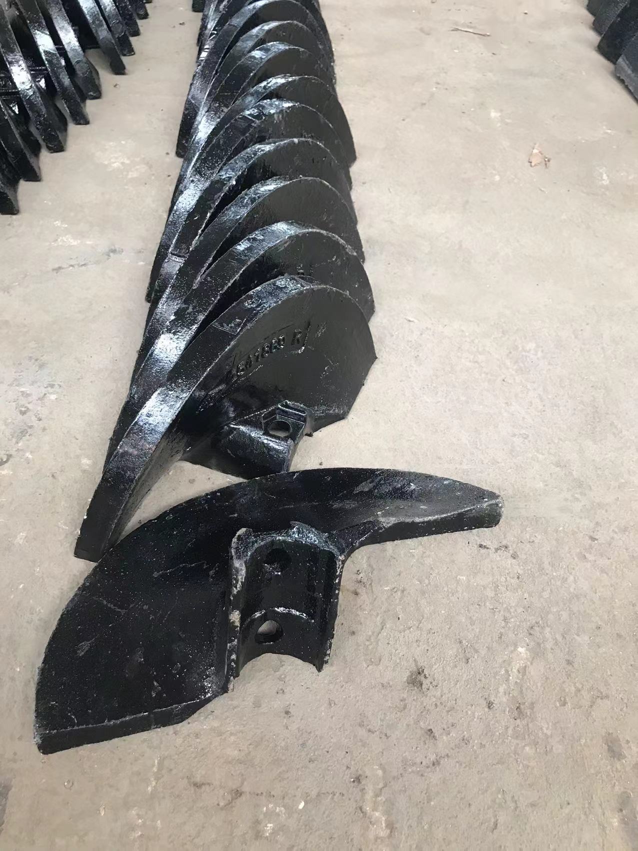 Reliable  135 L R Auger Blade for Dynapac  Asphalt Paver  Spare Parts Manufacturer