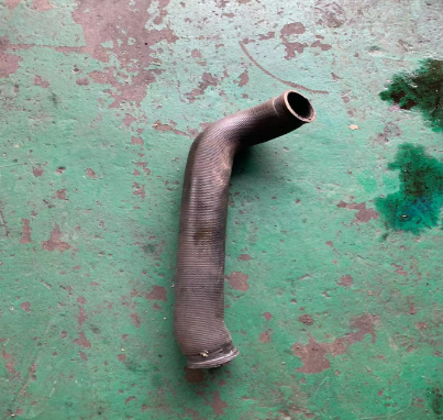 Vö Paver  Engine water supply pipe part number 2043413