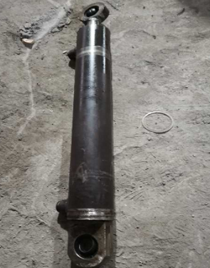 The part number of the lifting cylinder for the paver's ironing plate is 80610181
